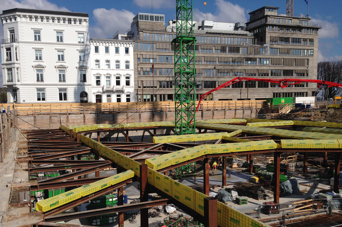 Deep excavation pit with partial concrete cover at Alsterufer in Hamburg